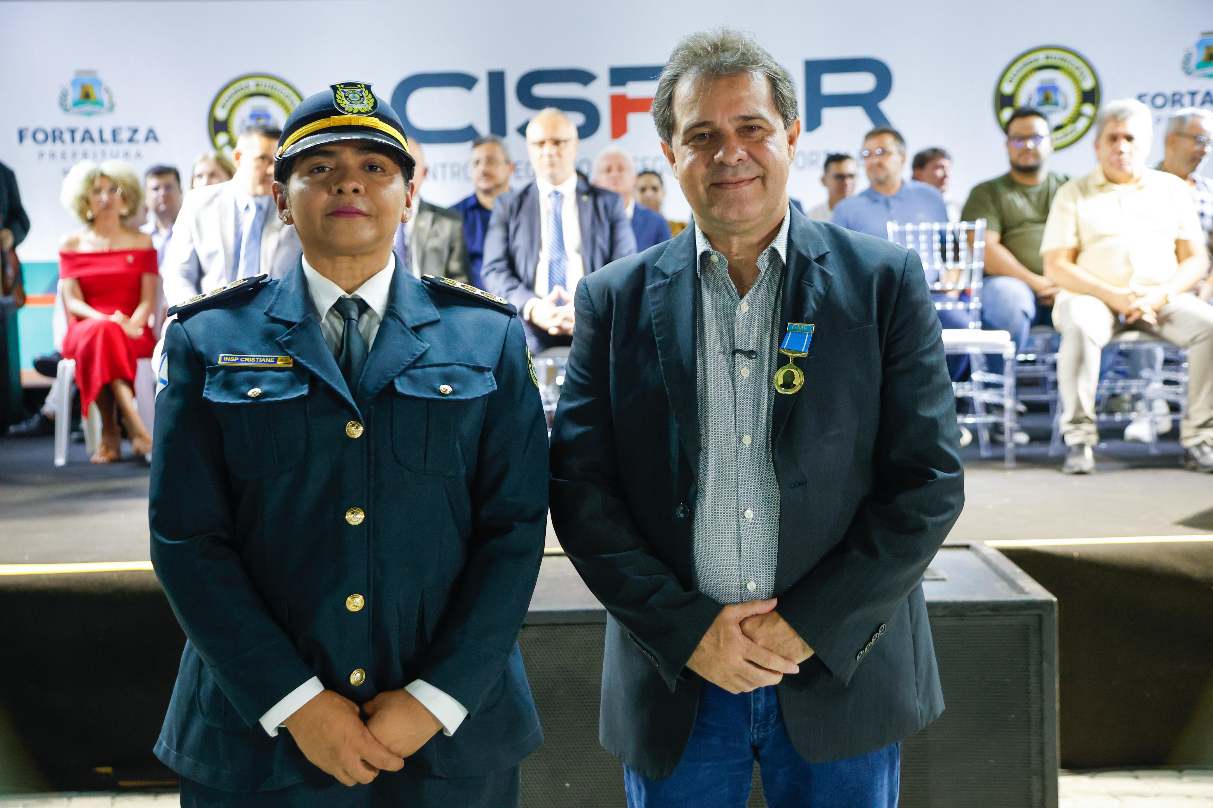 grupo de pessoas posa para a foto